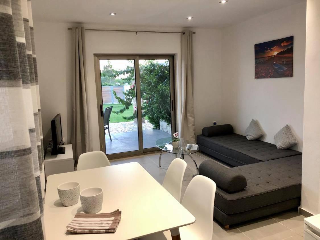 Issos Beach Villa Línia المظهر الخارجي الصورة